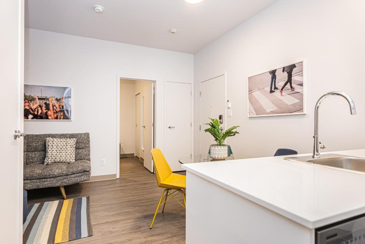 New Urban And Well Located 1 Bedroom By Den Apartment *