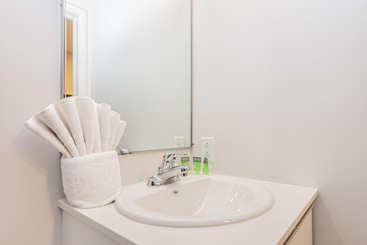 New Urban And Well Located 1 Bedroom By Den Montreal
