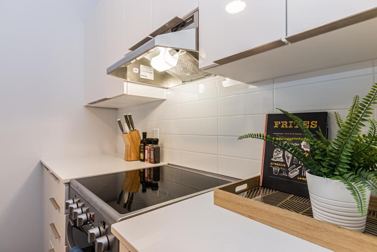 New Urban And Well Located 1 Bedroom By Den * Montreal